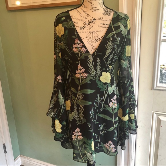 Olivaceous Dresses & Skirts - Worn once Olivaceous Floral Bell Sleeve Mini Dress